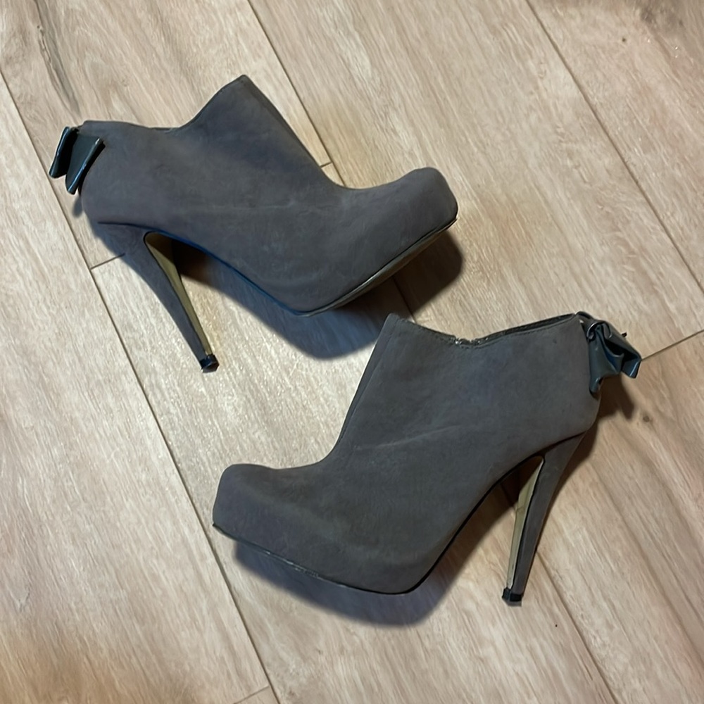 🌟Host Pick🌟Women’s JustFab Gray Bow Booties